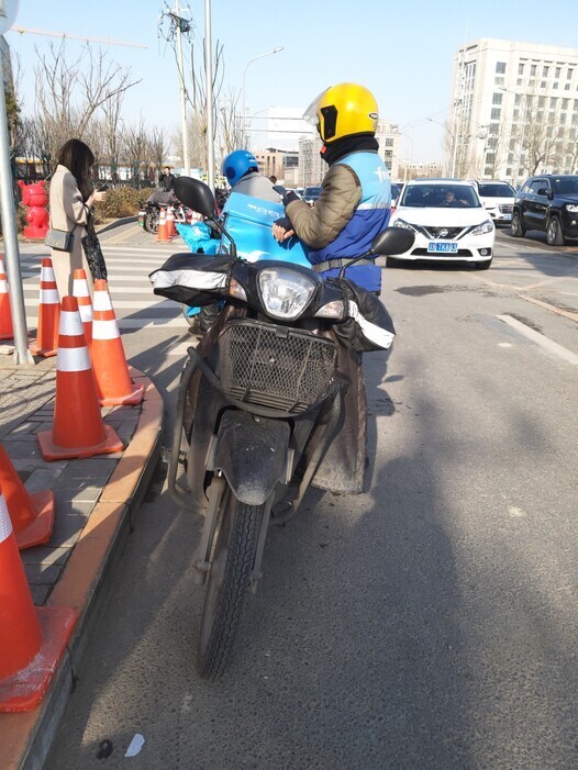 중국 베이징시 샤오미 본사 앞에서 배달앱 종사자들이 주문자를 기다리고 있다. &lt;한겨레&gt; 자료사진