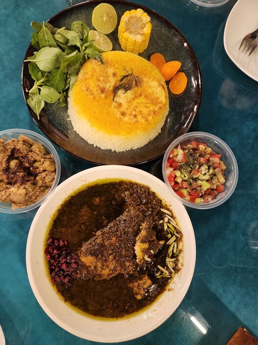 사프란과 쌀, 생선, 올리브가 곁들여진 이란 남부 지역 요리.