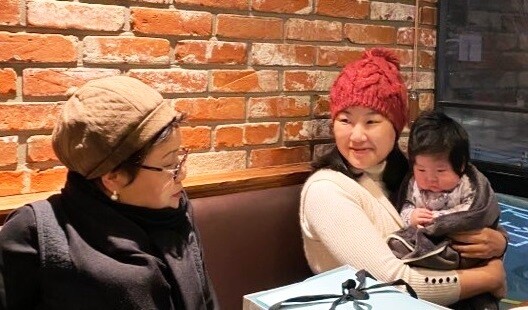 왼쪽부터 외할머니 현명숙 서예가, 딸 지혜씨, 손주 김태현 아기. 사진 현명숙씨 제공