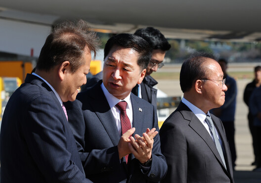 김기현 국민의힘 대표(가운데)와 이상민 행정안전부 장관(왼쪽)이 지난 21일 경기 성남 서울공항에서 사우디아라비아·카타르 국빈 방문을 위해 출국하는 윤석열 대통령을 기다리며 대화하고 있다. 연합뉴스