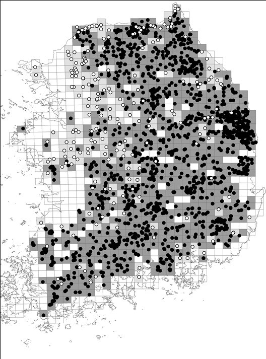 담비 분포도. 짙은 회색 격자와 검은 원은 서식이 확인된 곳이다. 국립생물자원관 2019 야생동물 실태조사 보고서