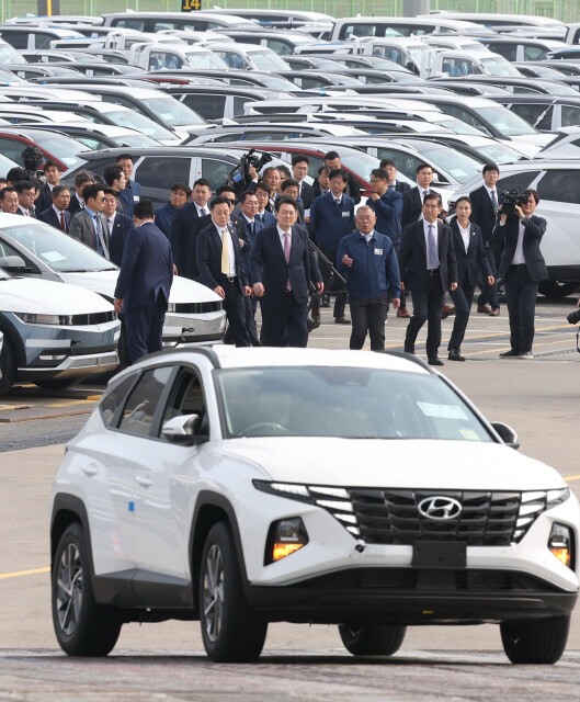 9일 현대자동차 울산공장 수출 선적 부두에서 윤석열 대통령과 정의선 현대자동차그룹 회장이 자동차 운반 전용선인 '글로비스 스카이호' 갑판으로 향하고 있다. 대통령실사진기자단