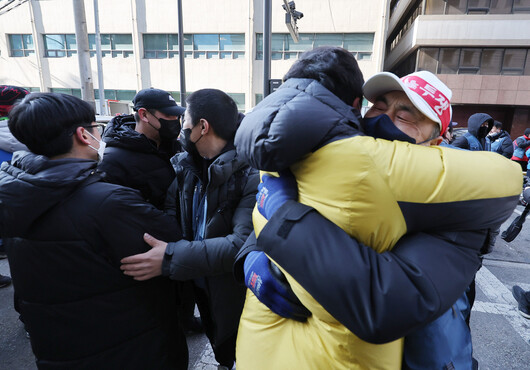 전국택배노동조합(택배노조) 조합원들이 2일 서울 중구 CJ대한통운 본사 앞에서 CJ대한통운 대리점연합 간 협상 결과 보고대회를 마친 뒤 포옹하고 있다. 연합뉴스