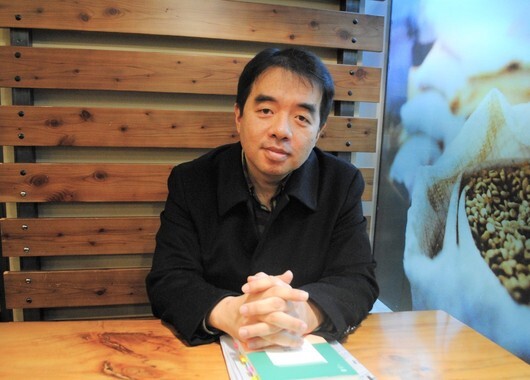 지난 7일 서울의 한 카페에서 &lt;고전 읽는 가족&gt;의 저자 전병국씨가 ‘삼중 독서법’에 대해 설명하고 있다. 김지윤 기자