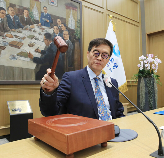 이창용 한국은행 총재가 지난달 19일 오전 서울 중구 한국은행에서 열린 금융통화위원회 본회의에서 회의를 주재하고 있다. 한국은행 제공