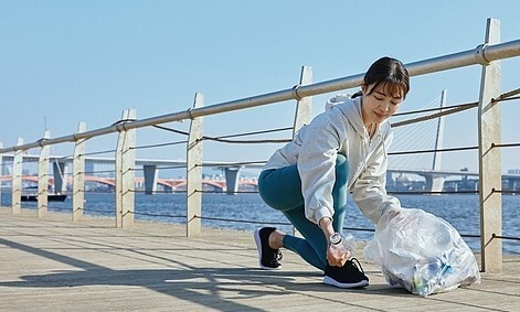 코로나19로 인해 비대면 또는 야외 자원봉사가 관심을 끌고 있다. 사진은 조깅을 하면서 쓰레기를 줍는 플로깅 활동. 플로깅 활동은 지역구별로 찾아볼 수 있다. 게티이미지뱅크