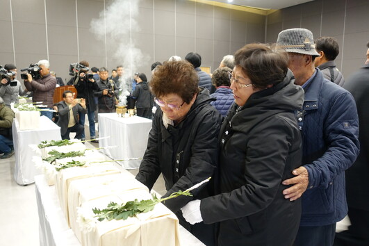 지난해 11월 열린 제주4·3 희생자 신원확인 보고회에서 70여년 만에 유해를 찾은 희생자 가족들이 흐느끼고 있다. 허호준 기자