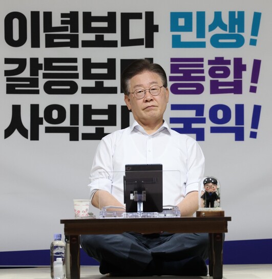 이재명 더불어민주당 대표가 31일 1주년 기자회견을 마친 뒤, 국회 본청 앞에서 단식농성을 하고 있다. 김봉규 선임기자 bong9@hani.co.kr