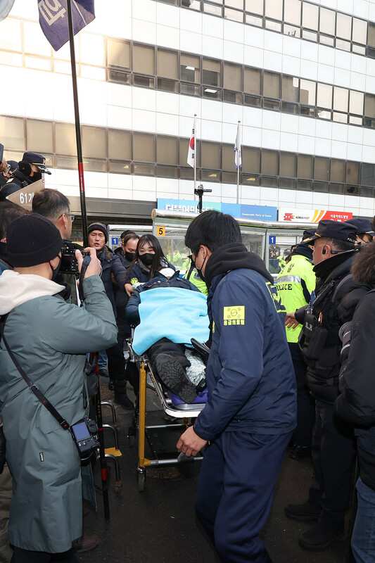 더불어민주당 중앙당사에서 점거 농성을 벌이던 유최안 금속노조 거제통영고성 조선하청지회 부지회장이 지난 27일 오후 서울 여의도 민주당사에서 구급차로 이송되고 있다. 연합뉴스