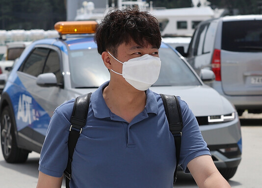 이준석 국민의힘 대표가 지난달 27일 경북 울릉군 사동항 여객터미널에서 선박 탑승을 위해 이동하고 있다. 연합뉴스