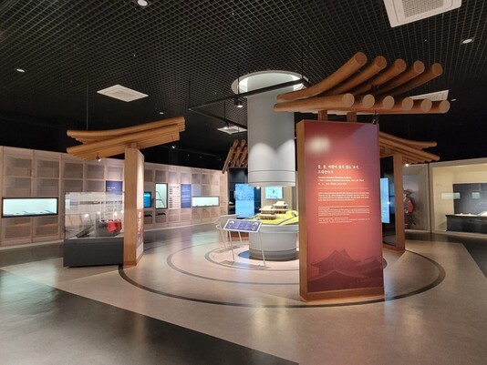 월정사 사역 초입에 있는 왕조실록·의궤 박물관 내부의 전시장. 한가운데 오대산 사고 전각들의 모형을 배치해놓았다.