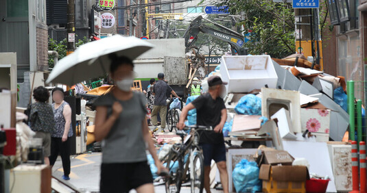 11일 오전 서울 관악구 신사동 일대 빌라촌 골목길에 수해 쓰레기가 쌓여있다. 이날 오전 청소차량 38대, 포크레인 9대가 투입돼 거리 위 수해 쓰레기를 치우고 있다. 백소아 기자 thanks@hani.co.kr