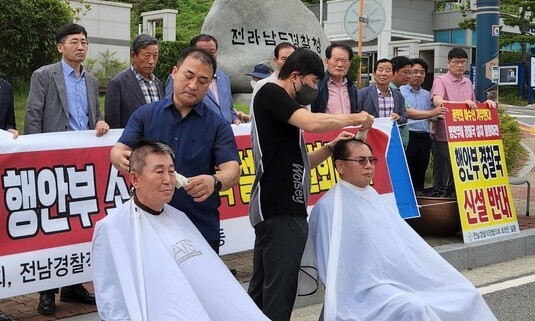 7일 오전 전남 무안군 전남경찰청 앞에서 퇴직경찰모임인 전남 재향경우회 회원들이 행정안전부의 경찰국 신설안을 반대하는 삭발식을 하고 있다.김용희 기자 kimyh@hani.co.kr