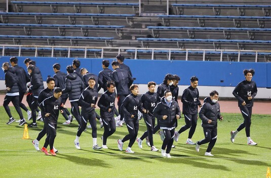 한국 축구대표팀이 22일 한-일 친선경기가 열릴 일본 요코하마의 스타디움에서 몸을 풀고 있다. 요코하마/AP 연합뉴스