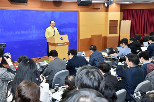 오거돈 부산시장이 22일 오전 부산시청 브리핑룸에서 코로나19 확진환자 발생을 설명하고 있다. ♣H6부산시 제공