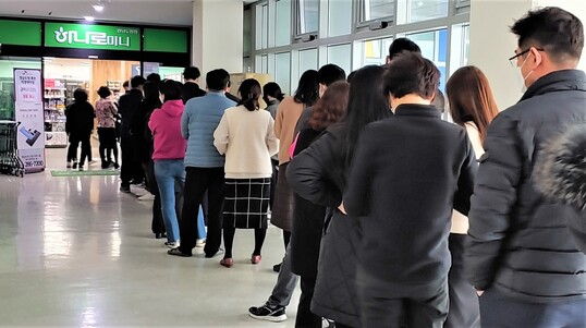 경남도청 구내 농협 하나로마트 미니점. 2일 오후 2시부터 마스크 500장을 판매했는데, 12분 만에 매진됐다. 최상원 기자