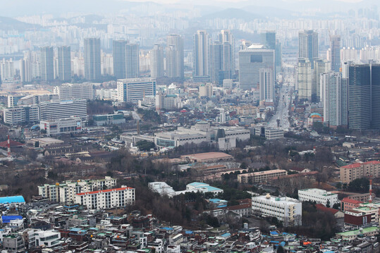 윤석열 대통령 당선자가 20일 오전 대통령 집무실을 용산구 국방부 청사로 이전하겠다고 발표했다. 사진은 서울 남산에서 바라본 국방부 주변 전경. 백소아 기자 thanks@hani.co.kr