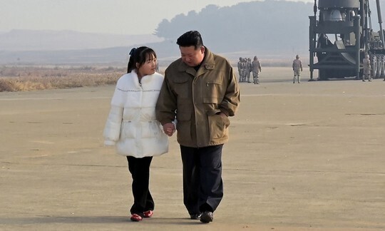 김정은 조선노동당 총비서 겸 국무위원장은 18일 딸의 손을 맞잡고 평양국제비행장(순안비행장)에서 이동식 발사차량(TEL)에 실린 신형 대륙간탄도시마일 ‘화성포-17’형을 둘러보고, 지휘소에서 리설주 여사, 딸과 함께 발사 순간을 지켜봤다. 조선중앙통신 연합뉴스