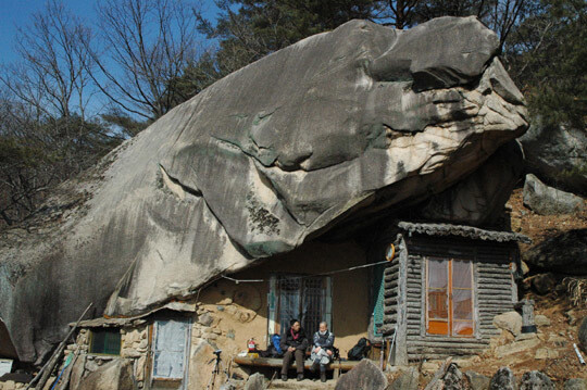 지난 2008년 경북 문경 희양산 봉암사 월봉토굴에서 당시 봉엄사 선원 입승이던 법웅 스님과 조현 기자가 월봉토굴에서 담소를 나누고 있다. 사진 &lt;한겨레&gt; 자료