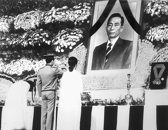 박정희 전 대통령 영결식에서 박근혜 전 대통령과 박지만·근령(오른쪽부터) 세 남매가 영정 앞에서 예를 올리는 모습. 한겨레 자료사진