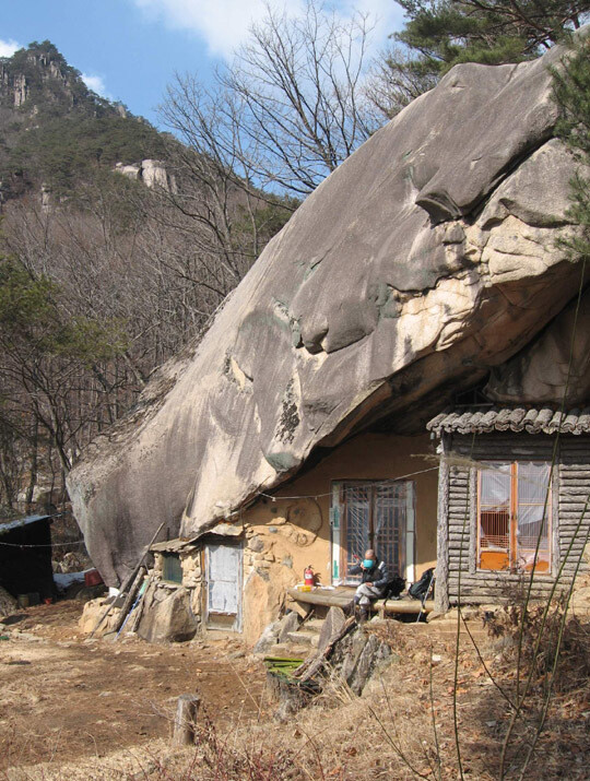 지난 2008년 경북 문경 희양산 봉암사 월봉토굴에서 봉암사 입승이던 법웅 스님이 물을 마시고 있다. 사진 조현 기자