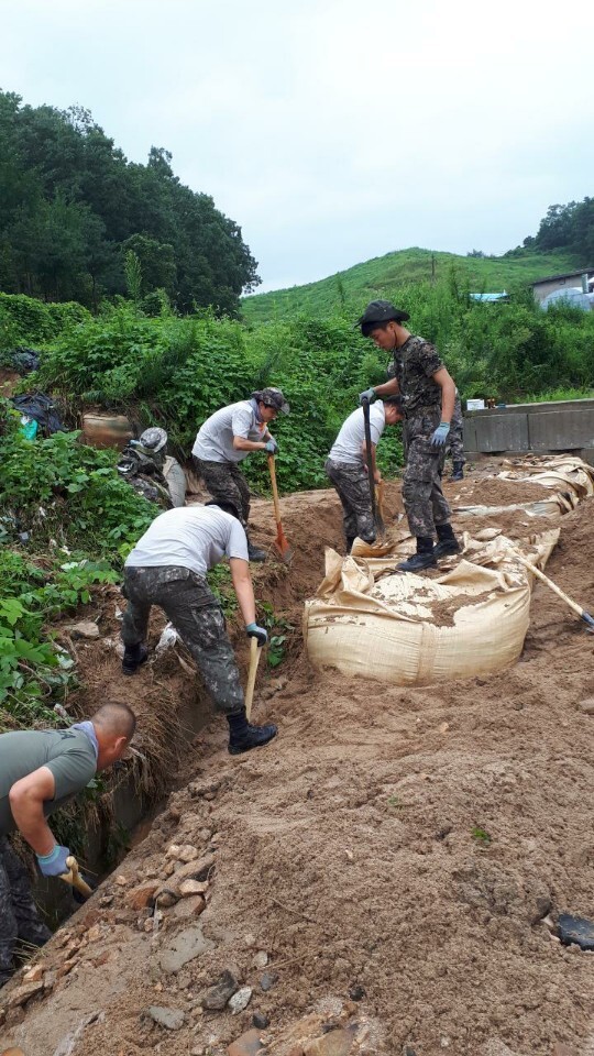 충주지역 한 군부대 장병들이 3일 오전 산척면 송강리 소림마을에서 복구 작업을 하고 있다. 충주시민 제공