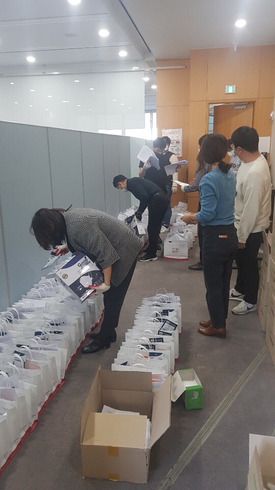 성남시 공무원들이 해외입국자들의 임시생활시설로 전달할 물품을 분류하며 정리고 있다.