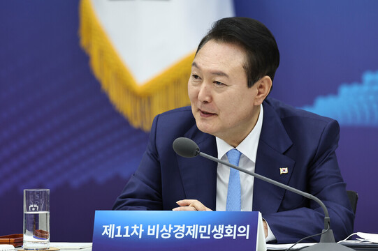 윤석열 대통령이 27일 용산 대통령실에서 생중계로 진행된 제11차 비상경제민생회의를 주재하고 있다. 대통령실사진기자단 윤석열 대통령이 27일 용산 대통령실에서 생중계로 진행된 제11차 비상경제민생회의를 주재하고 있다. 대통령실사진기자단