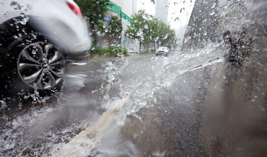 전국적으로 장맛비가 내린 11일 오후 서울 중구 서소문고가차도 배수로를 따라 흘러내린 물이 인근 도로로 흘러내리고 있다. 연합뉴스