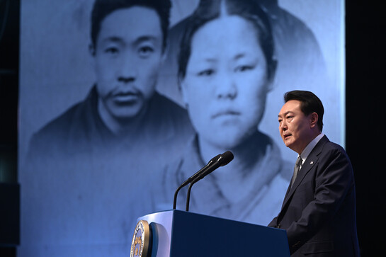 윤석열 대통령이 지난 1일 서울 중구 유관순기념관에서 제104주년 3·1절 기념사에서 연설을 하고 있다. 윤 대통령은 이날 “3·1운동 이후 한 세기가 지난 지금 일본은 과거의 군국주의 침략자에서 우리와 보편적 가치를 공유하고 안보와 경제, 글로벌 어젠다에서 협력하는 파트너로 변했다”고 말했다. 이날 기념사에서 일제강점기 강제동원 피해자 배상 문제 등 과거사와 관련된 현안은 언급하지 않았다. 대통령실사진기자단