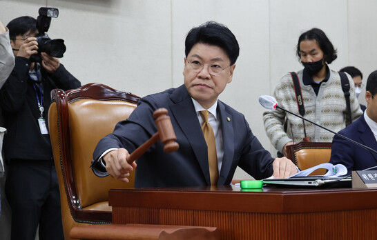 장제원 국회 행정안전위원장이 25일 오전 국회에서 열린 행전안전위원회 전체회의에서 의사봉을 두드리고 있다. 연합뉴스