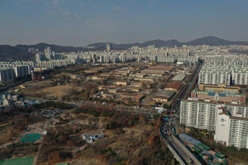 아파트 숲에 둘러싸인 미군기지 캠프 마켓과 일본육군 조병창. 연합뉴스