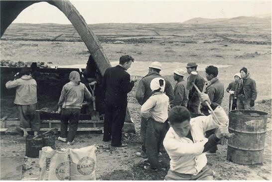 1960년대 초 제주시 한림읍 금악리 이시돌목장에 짓고 있는 테시폰 주택. 제주도 제공