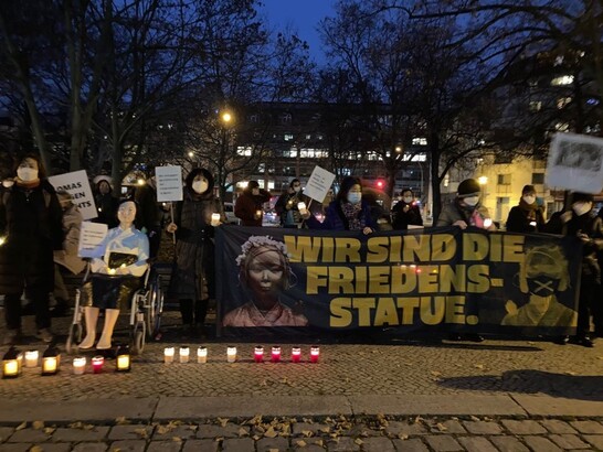 베를린에서 평화의 소녀상 철거 반대를 촉구하는 촛불 집회가 열리고 있다. 베를린/ 한주연 통신원