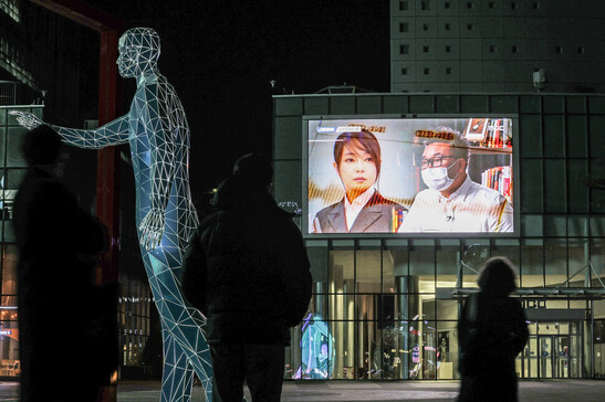 지난 16일 오후 서울 상암동 문화방송(MBC) 사옥에 걸린 전광판에서 국민의힘 윤석열 대선 후보의 배우자 김건희씨의 ‘7시간 전화 통화’ 내용을 다루는 방송이 방영되고 있다. 연합뉴스