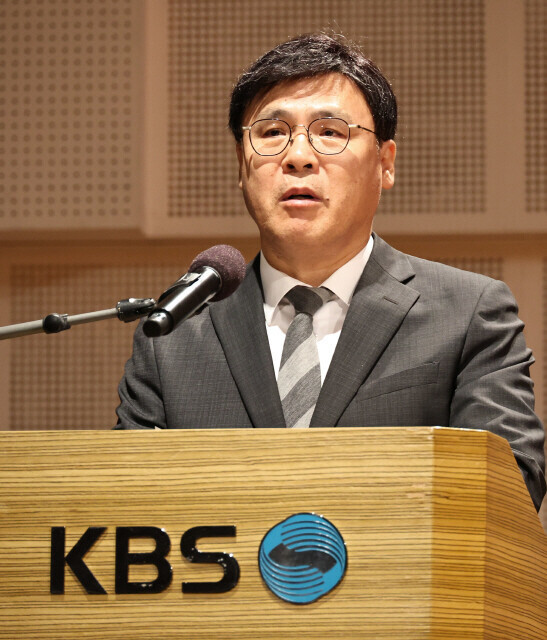 지난 12일 해임된 김의철 한국방송(KBS) 전 사장이 서울행정법원에 해임처분 취소소송과 집행정지 신청을 냈다. 윤운식 선임기자 yws@hani.co.kr