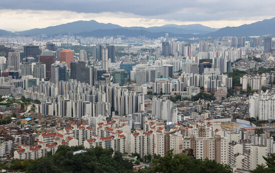 지난 31일 서울 인왕산에서 바라본 서울 시내 아파트와 주택가 모습. 연합뉴스