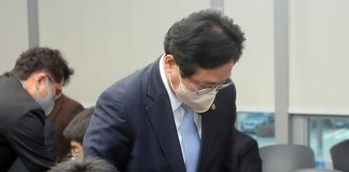 지난 14일 열린 전북도의회 행정사무감사에서 퇴장 당하는 서경석 전북개발공사 사장. 연합뉴스
