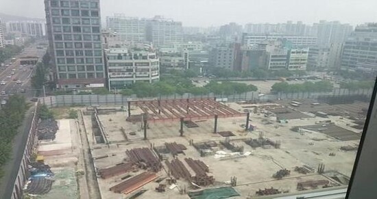 인천 계양구 계산동에 지하 6층∼지상 5층 규모의 실내 테마파크 조성 사업장이 2010년 공사가 중단된 뒤 장기간 방치되고 있다.