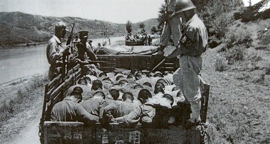 한국전쟁 때 ‘보도연맹 학살 사건’을 다룬 다큐 &lt;레드룸&gt;의 한 장면. &lt;한겨레&gt; 자료사진