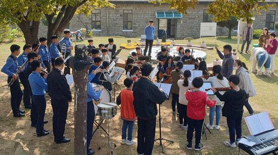 해양경찰청 관현악단이 인천영종초등학교 학생들에게 오케스트라 교육을 하고 있다. 상명대 제공