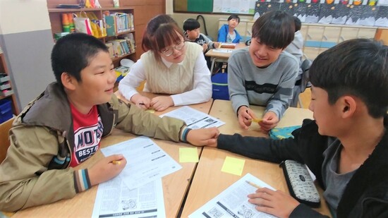 초등학교 6학년 학생들이 ‘뉴스 읽고 생각 떠올리기’ 등 미디어 리터러시 관련 모둠 활동을 한 뒤 ‘피엠아이(PMI)’ 분석을 진행했다. 김자영 교사 제공