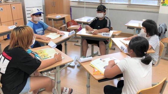 충북 음성군에 있는 무극초등학교 학생들이 독서 프로그램에 참여하고 있다. 무극초 제공