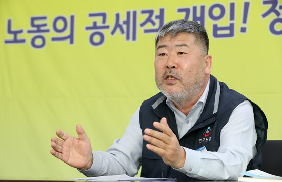 김동명 한국노총 위원장이 23일 오전 서울 여의도 한국노총에서 &lt;한겨레&gt;와 인터뷰하고 있다. 김정효 기자 hyopd@hani.co.kr