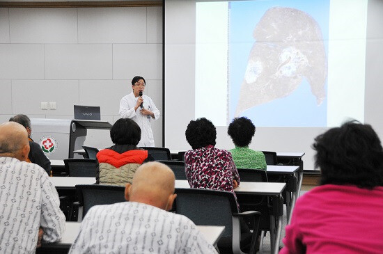 화순전남대병원 의료진이 주민과 환자들을 상대로 폐암 관련 강좌를 열고 있다. &lt;화순전남대병원&gt; 제공