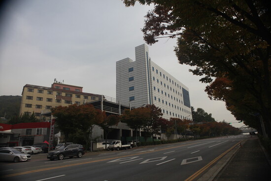 인천 연수구 동춘동 지상 6층짜리 의료시설이 외형 공사를 마치고도 자금난으로 파산해 2006년부터 공사를 중단한 채 방치되고 있다.