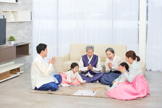‘거절은 새로운 관계로의 초대’라고 했다. 수빈이가 슬금슬금 삼촌을 피하면서 마음속으로 불안을 키우거나 자신을 미워하는 대신, 거절하기를 선택함으로써 정말로 우리 가족 안에서 어떤 일이 일어난 것인지를 판단할 수 있다. 게티이미지뱅크 ‘거절은 새로운 관계로의 초대’라고 했다. 수빈이가 슬금슬금 삼촌을 피하면서 마음속으로 불안을 키우거나 자신을 미워하는 대신, 거절하기를 선택함으로써 정말로 우리 가족 안에서 어떤 일이 일어난 것인지를 판단할 수 있다. 게티이미지뱅크
