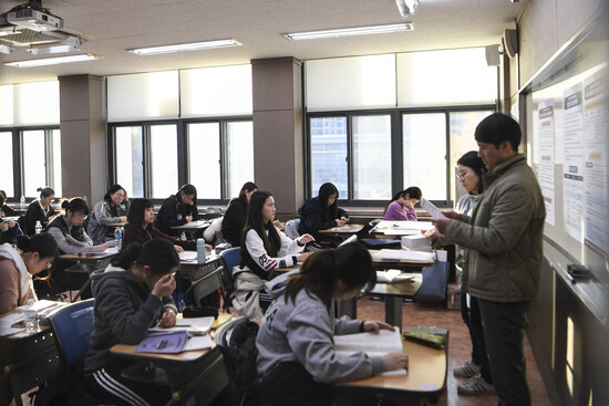 2020학년도 대학수학능력시험이 치러진 지난해 11월14일 서울의 한 고사장에서 시험감독관들이 안내 사항을 설명하고 있다. 공동취재사진단