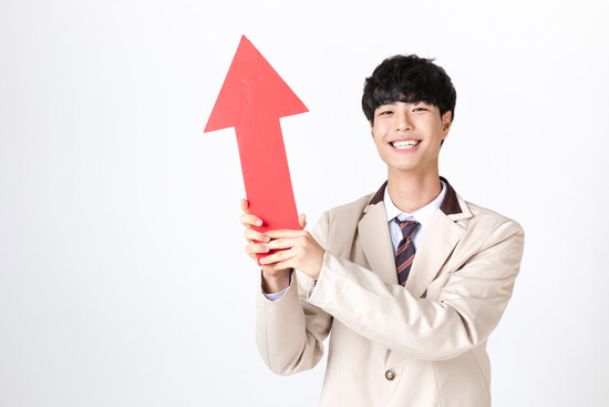 어떤 선택을 해야 후회하지 않을까? 모두가 같은 환경에 있지 않기 때문에 여러 선택지를 열어 두고 자신의 공부 성향과 진학 목표에 유리한 선택을 해야 한다. 게티이미지뱅크