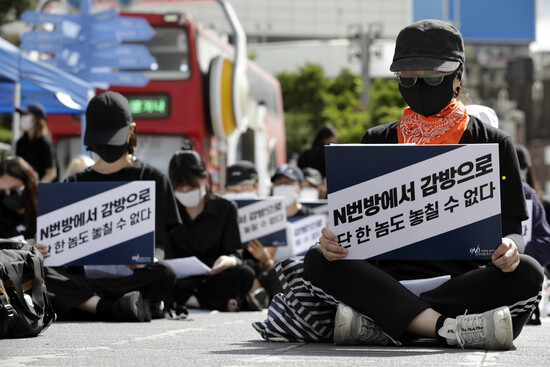 엔(n)번방 성착취 강력처벌 촉구집회가 지난 7월25일 서울 서대문구 연세로에서 열리고 있다. 이번 집회를 연 ‘엔번방 성착취 강력처벌 촉구시위팀’(eNd)은 집회를 통해 제대로 된 수사와 판결을 요구했으며 성범죄자에게 관대한 처벌을 내리는 사법부를 비판했다. 김혜윤 기자 unique@hani.co.kr